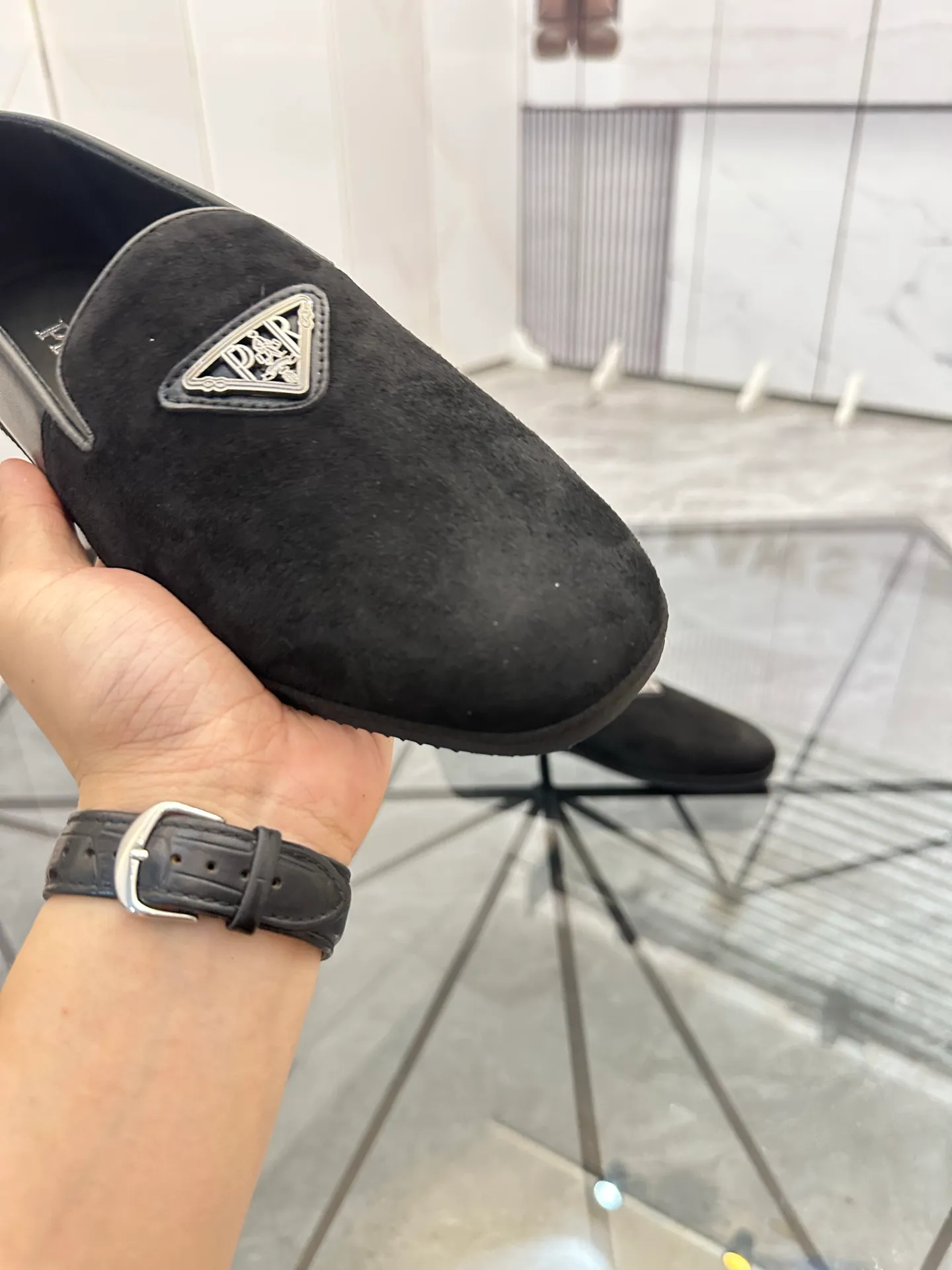 Selling men's shoes 💰: 💰P460¥ Product trademark: Prada* "Prada*" slip-on shoes, lazy shoes, regular size: 38-44. (Can be customized to 45.) Product materials: imported first-layer cowhide upper, water-dyed cowhide lining, original outsole. No.: D301